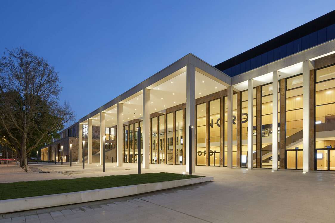 Außenansicht RMCC bei Nacht