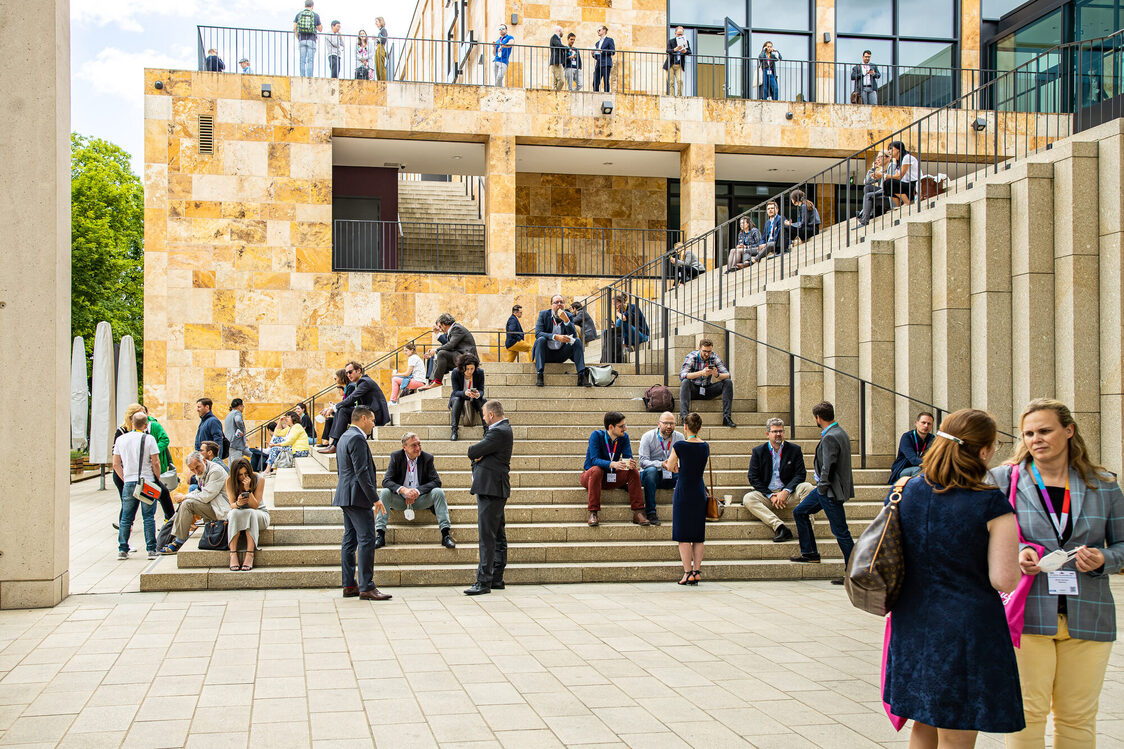 Menschem vor dem Haupteingang ins RMCC