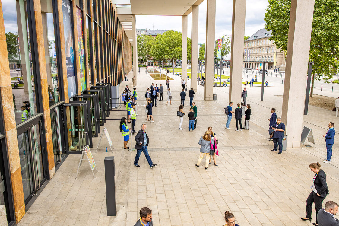 Menschem vor dem Haupteingang ins RMCC