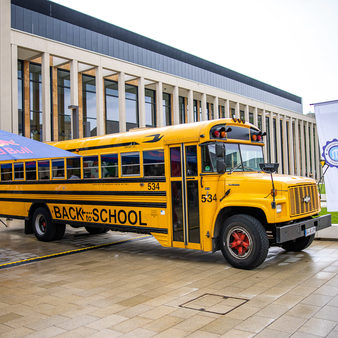Schulbus vor dem RMCC