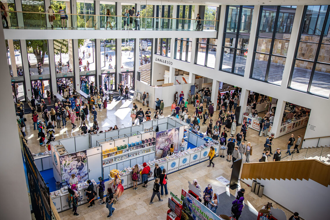Veranstaltungsgäste im Foyer Zentral im RMCC