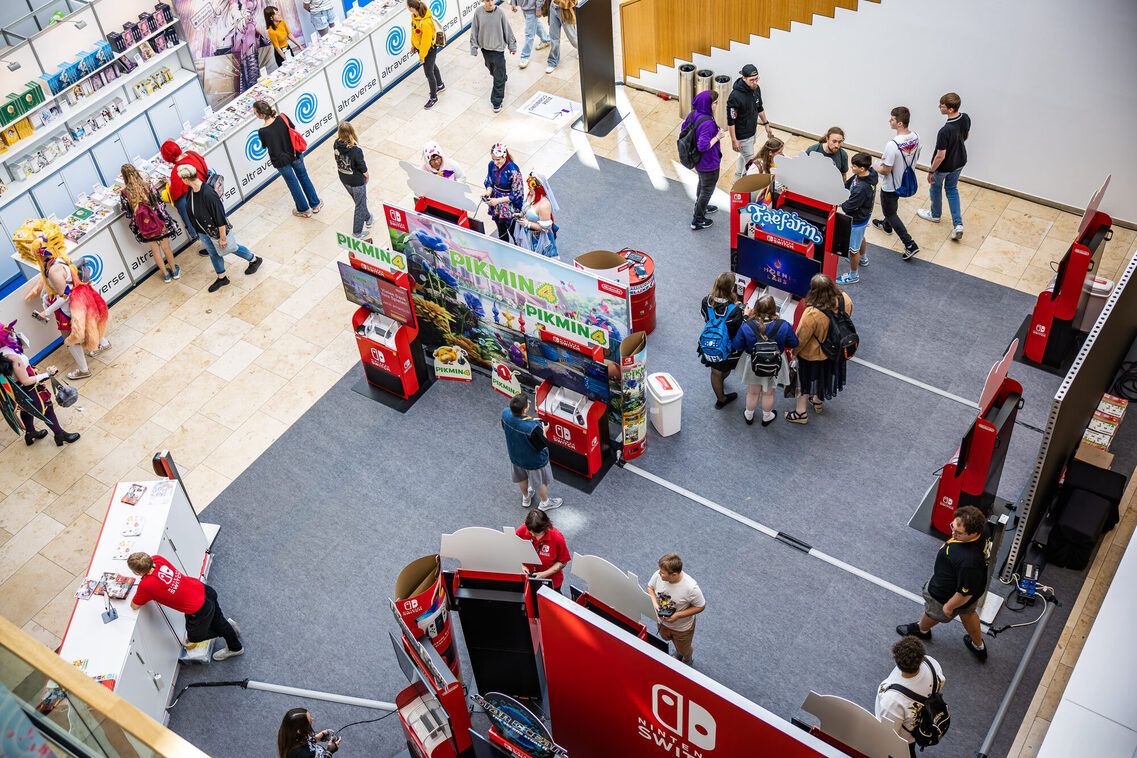 Veranstaltungsgäste spielen Nintendo im Foyer Zentral