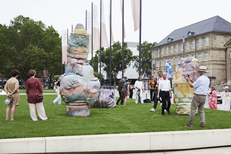 Menschen zwischen den Skulpturen