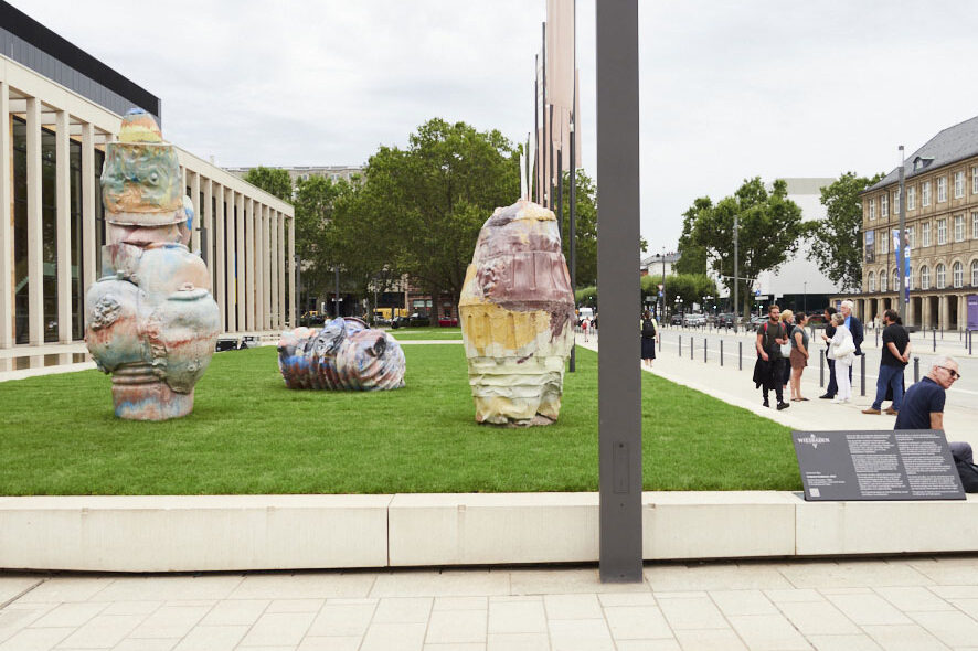 Drei Skulpturen auf dem Grasrasen