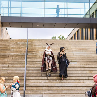 Connichi Gäste auf der Treppe vor dem RMCC