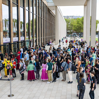 Connichi Gäste vor dem Eingang ins RMCC