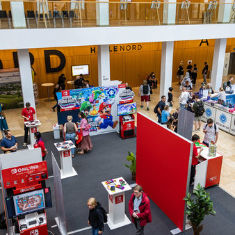 Connichi Gäste in der Messehalle