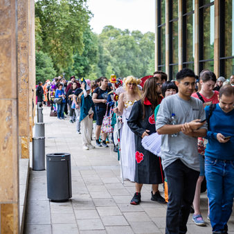 Connichi Besucher in der Warteschlange