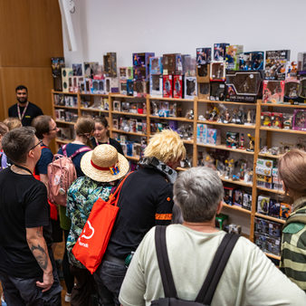 Connichi Besucher in der Messehalle