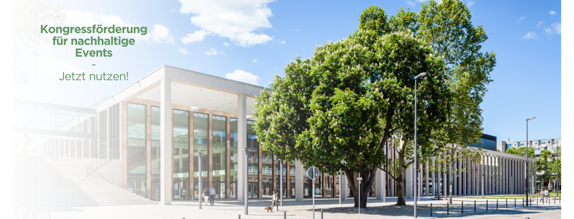 Außenansicht RMCC Wiesbaden mit Störer darüber, der auf das neue Förderprogramm von nachhaltigen Events hinweist.