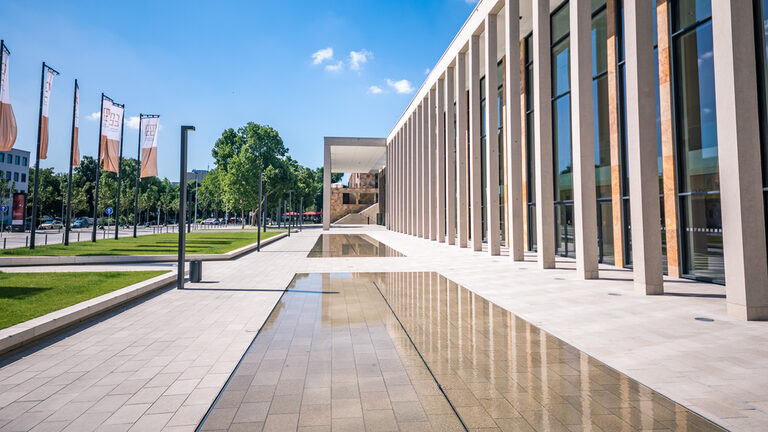 RMCC von Außen mit Wasserbecken