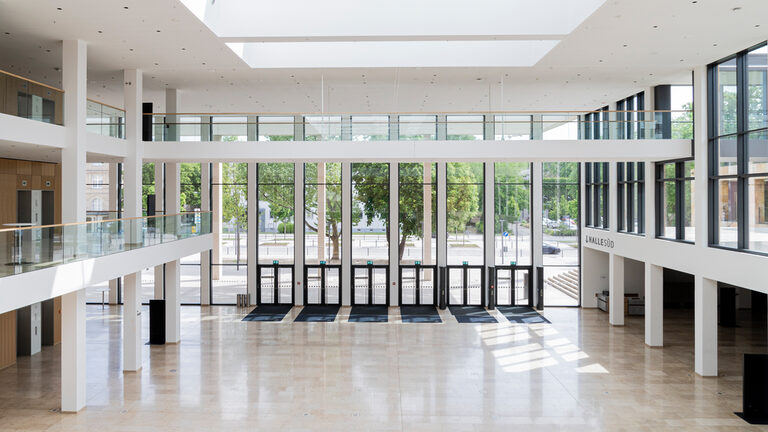RMCC Foyer Zentral mit Blick zum Haupteingang